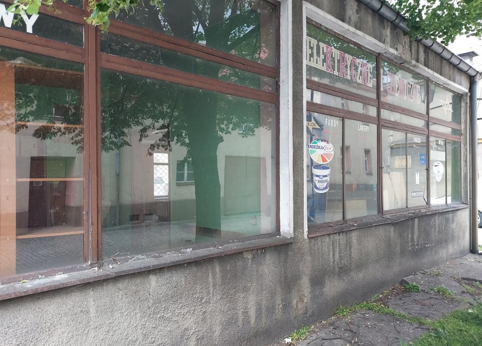 W Prudniku wiele lokali sklepowych jest nieużytkowanych. Brakuje chętnych na wynajem od gminy i prywatnych właścicieli [fot. Jan Poniatyszyn]