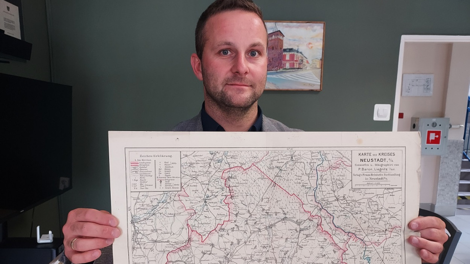 Patryk Bania prezentuje przekazaną przedwojenną mapę powiatu prudnickiego [fot. Jan Poniatyszyn]