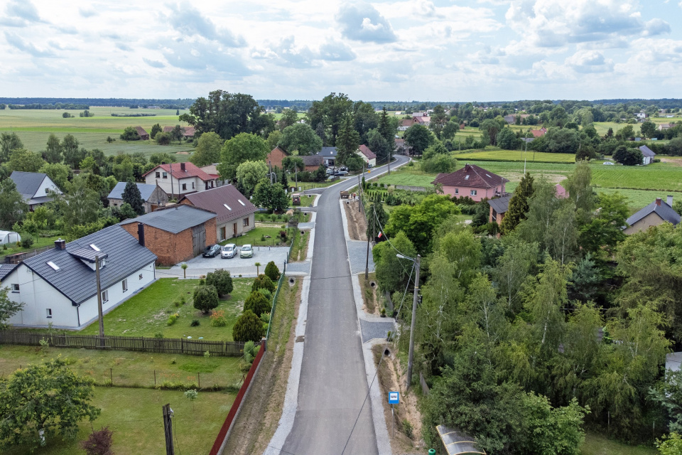 Wyremontowana droga powiatowa w Komorznie [fot. www.facebook.com/Powiat Kluczborki]