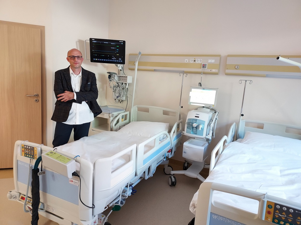 Dr Sebastian Stankala w nowym budynku szpitala w Białej [fot. Jan Poniatyszyn]