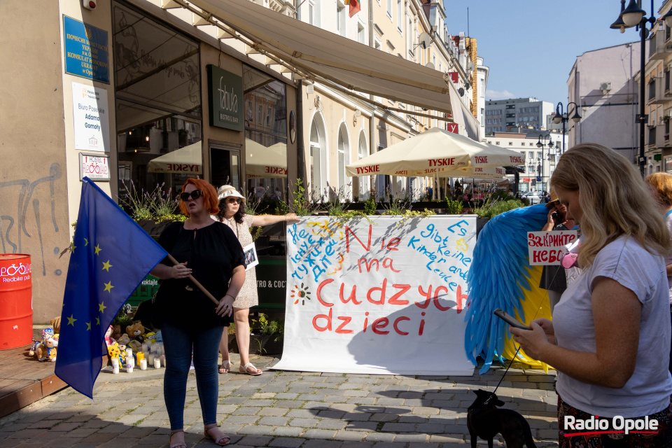 Ukraińcy mieszkający w Opolu solidaryzują się z ofiarami ataku na szpital dziecięcy w Kijowie. [fot. Sławomir Mielnik]