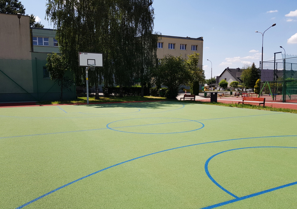 Przebudowany kompleks boisk przy szkole podstawowej numer 8 w Brzegu [fot. www.facebook.com/Urząd Miasta w Brzegu]