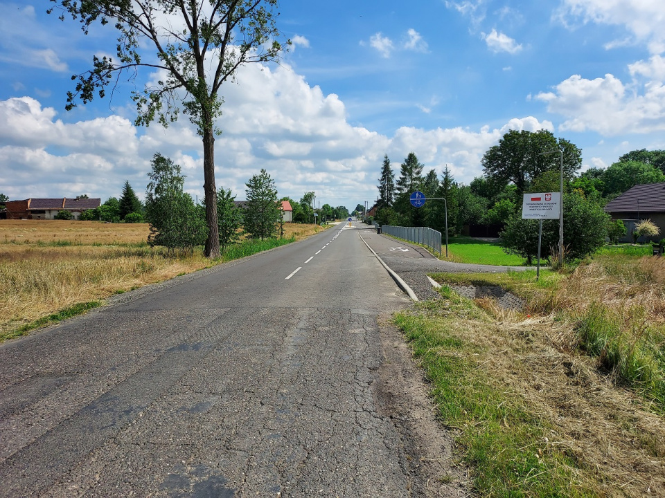 Częściowo wyremontowana droga powiatu prudnickiego w Moszczance [fot. Jan Poniatyszyn]