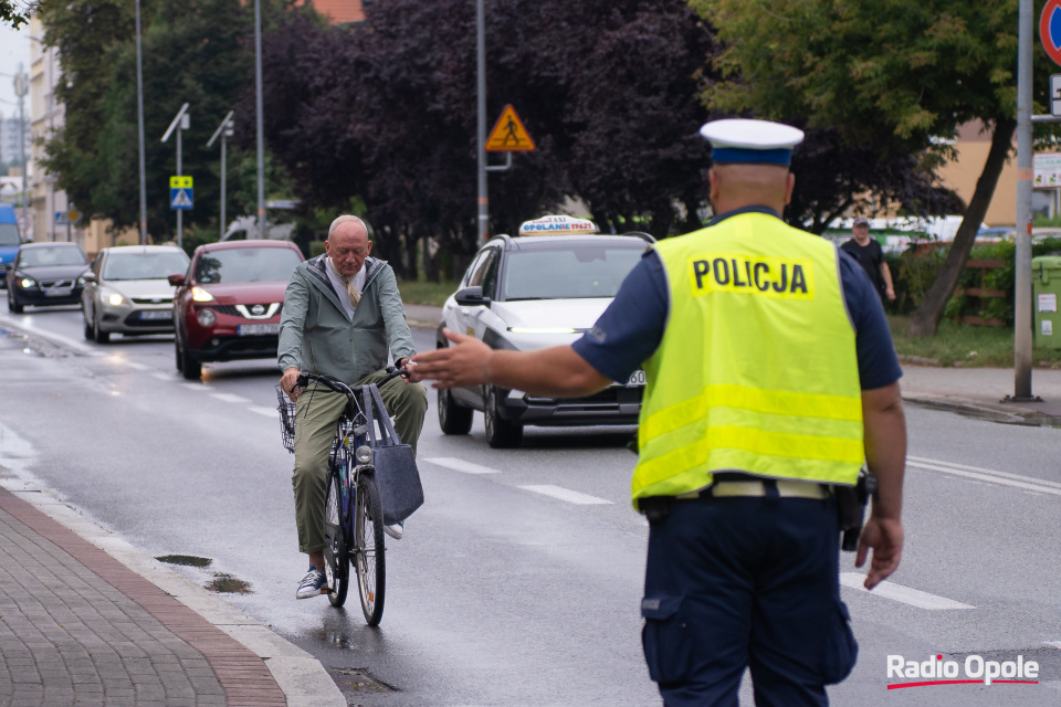 Akcja policji i WORD "Bezpieczny rowerzysta" na ul. Spychalskiego w Opolu [fot. Jędrzej Łuczak]