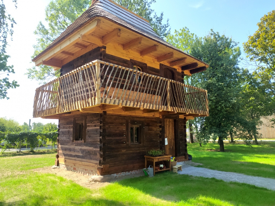 Altana ogrodowa ze Sławięcic w Muzeum Wsi Opolskiej [fot. Witold Wośtak]