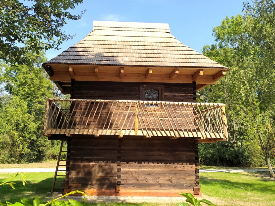 Altana ogrodowa ze Sławięcic w Muzeum Wsi Opolskiej [fot. Witold Wośtak]