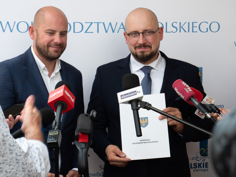 Zbigniew Kubalańca, wicemarszałek Województwa Opolskiego oraz Maciej Fortuna, nowy dyrektor Filharmonii Opolskiej