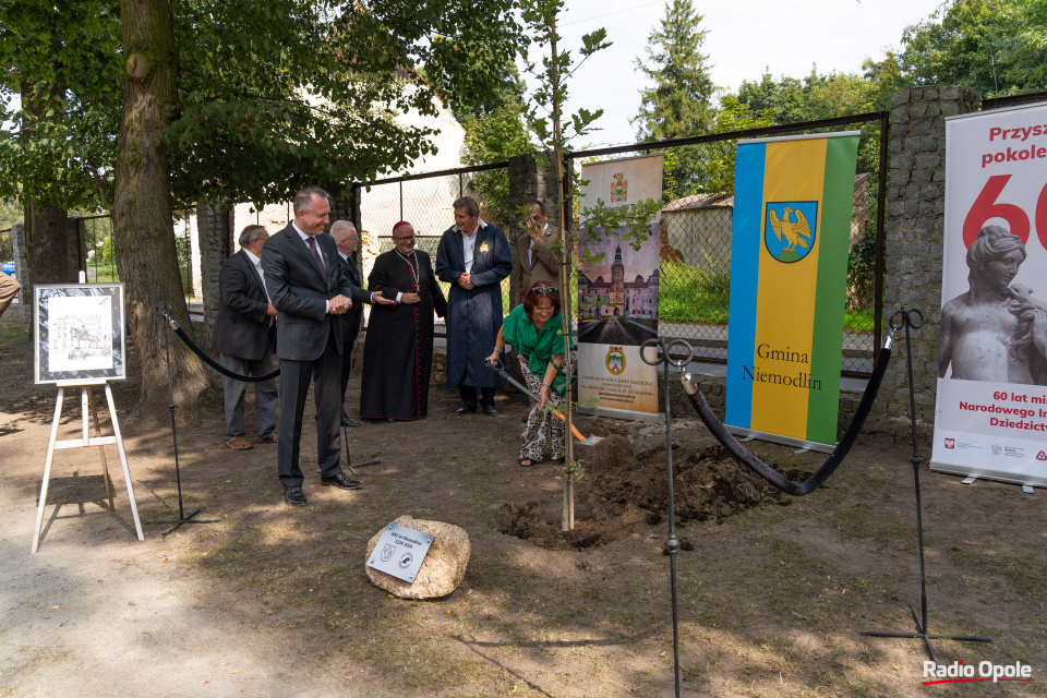 Zasadzenie dębu 800-lecia Niemodlina [fot. Adam Dubiński]