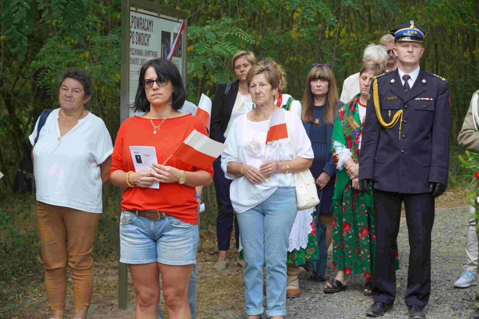 W Malerzowicach Wielkich otwarto ścieżkę edukacyjną o zamordowanych żołnierzach z oddziału "Bartka" [fot. IPN w Opolu]