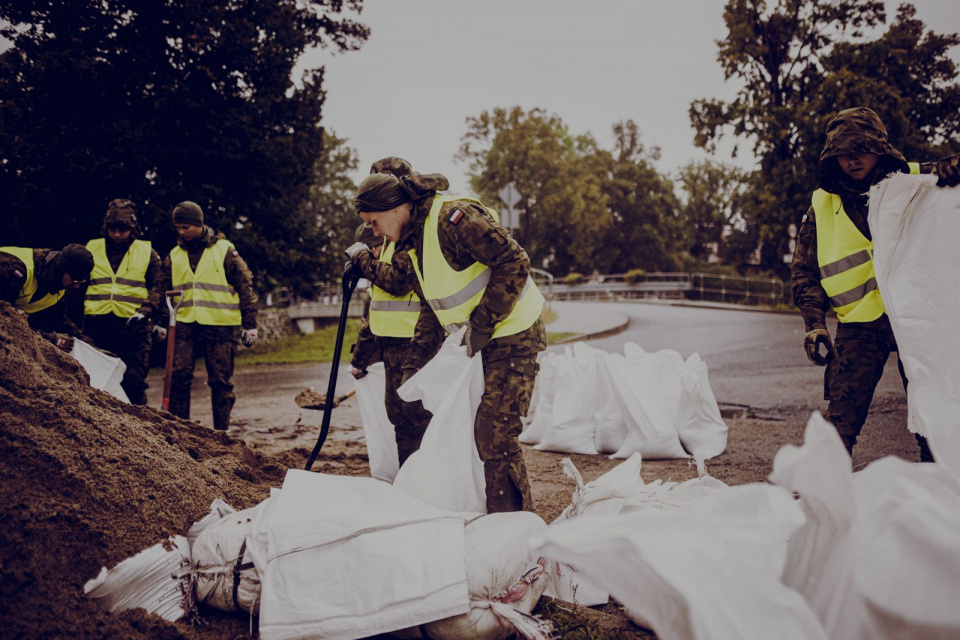 Żołnierze 13. Śląskiej Brygady Obrony Terytorialnej w działaniach przeciwpowodziowych na Opolszczyźnie [fot. 13. ŚBOT]