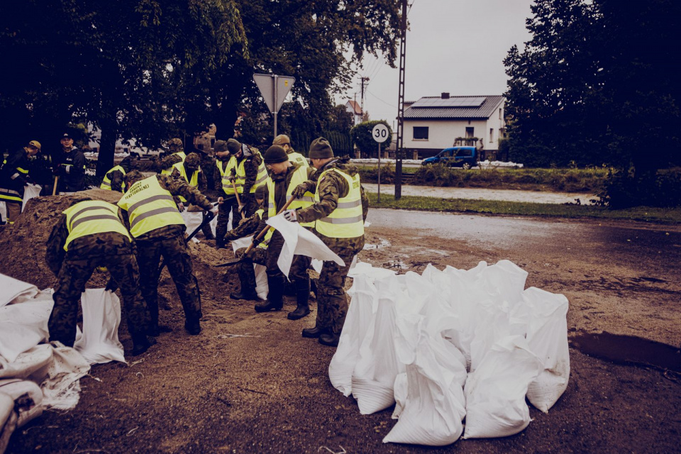 Żołnierze 13. Śląskiej Brygady Obrony Terytorialnej w działaniach przeciwpowodziowych na Opolszczyźnie [fot. 13. ŚBOT]