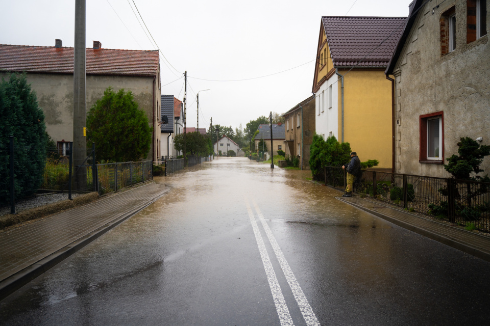 Nad ranem z koryta wystąpiła rzeka Osobłoga [fot. Marcin Boczek]