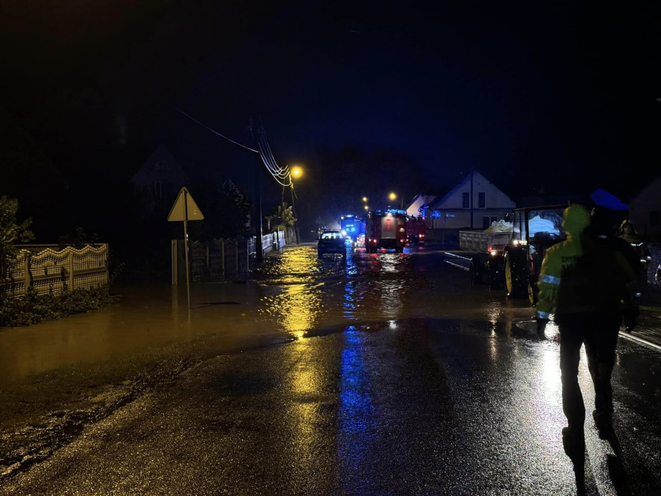 Dobrowolna ewakuacja mieszkańców w Łowkowicach [fot. fb starosta krapkowicki Maciej Sonik]