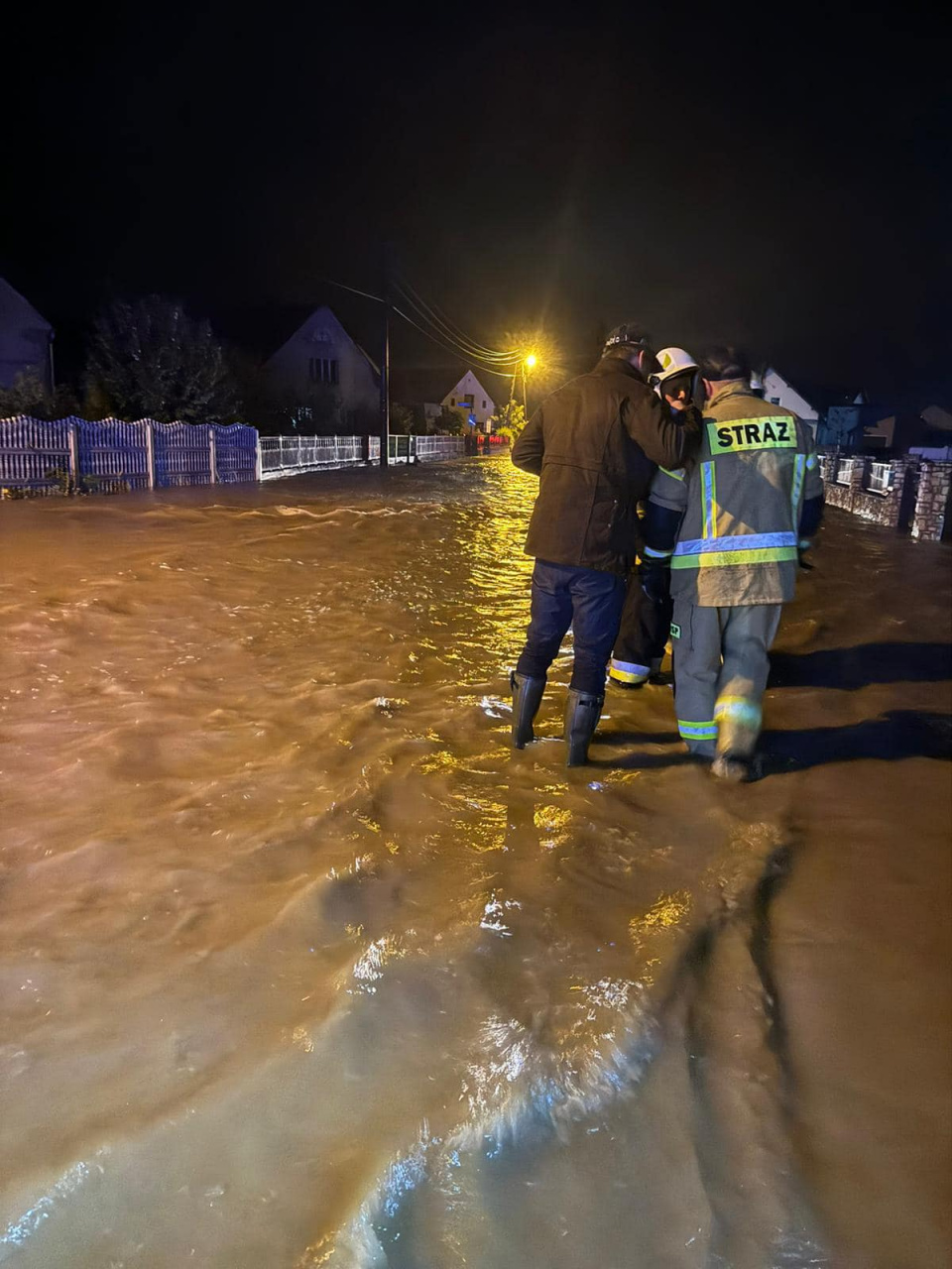 Dobrowolna ewakuacja mieszkańców w Łowkowicach [fot. fb starosta krapkowicki Maciej Sonik]