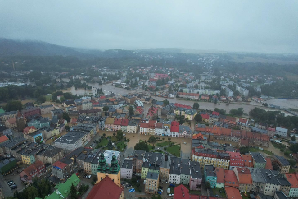 Ewakuacja w Głuchołazach. Woda przelała się przez wały i dostała na rynek [fot. Marcin Boczek]