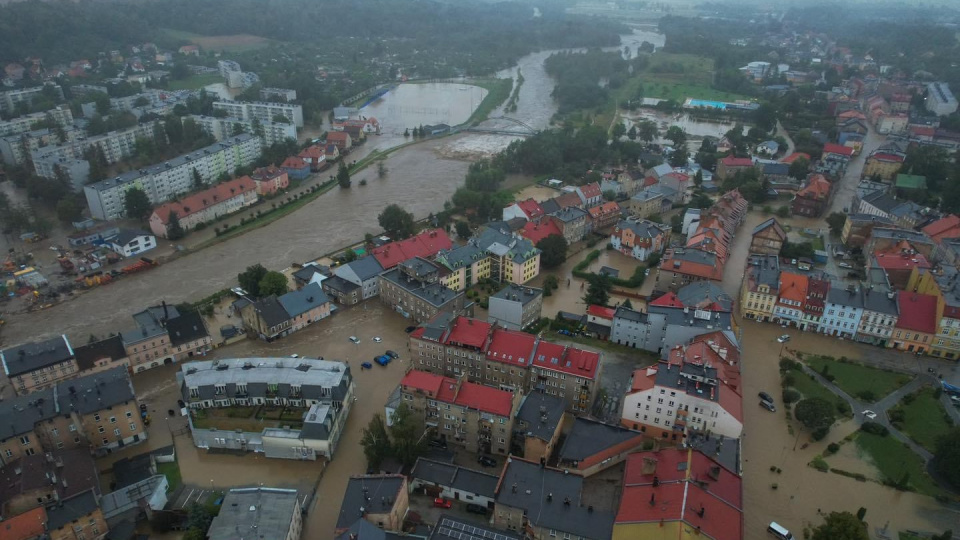 Ewakuacja w Głuchołazach. Woda przelała się przez wały i dostała na rynek [fot. Marcin Boczek]