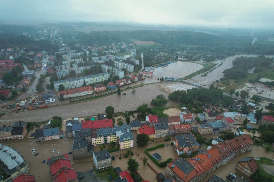 Ewakuacja w Głuchołazach. Woda przelała się przez wały i dostała na rynek [fot. Marcin Boczek]