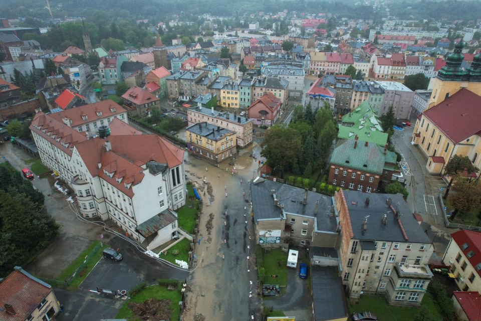 Ewakuacja w Głuchołazach. Woda przelała się przez wały i dostała na rynek [fot. Marcin Boczek]