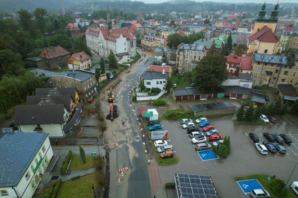 Ewakuacja w Głuchołazach. Woda przelała się przez wały i dostała na rynek [fot. Marcin Boczek]