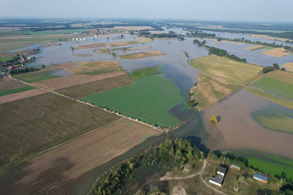 Wzmacnianie wałów w Brzezinach [fot. Marcin Boczek]