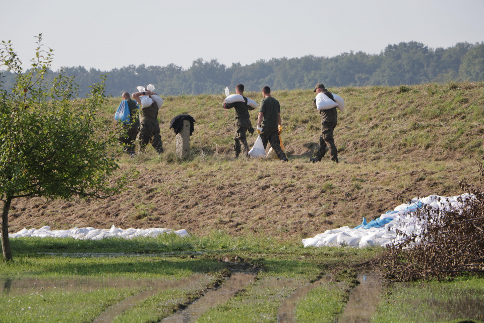 Trwa umacnianie wałów w gminie Popielów[fot. Sławomir Mielnik]