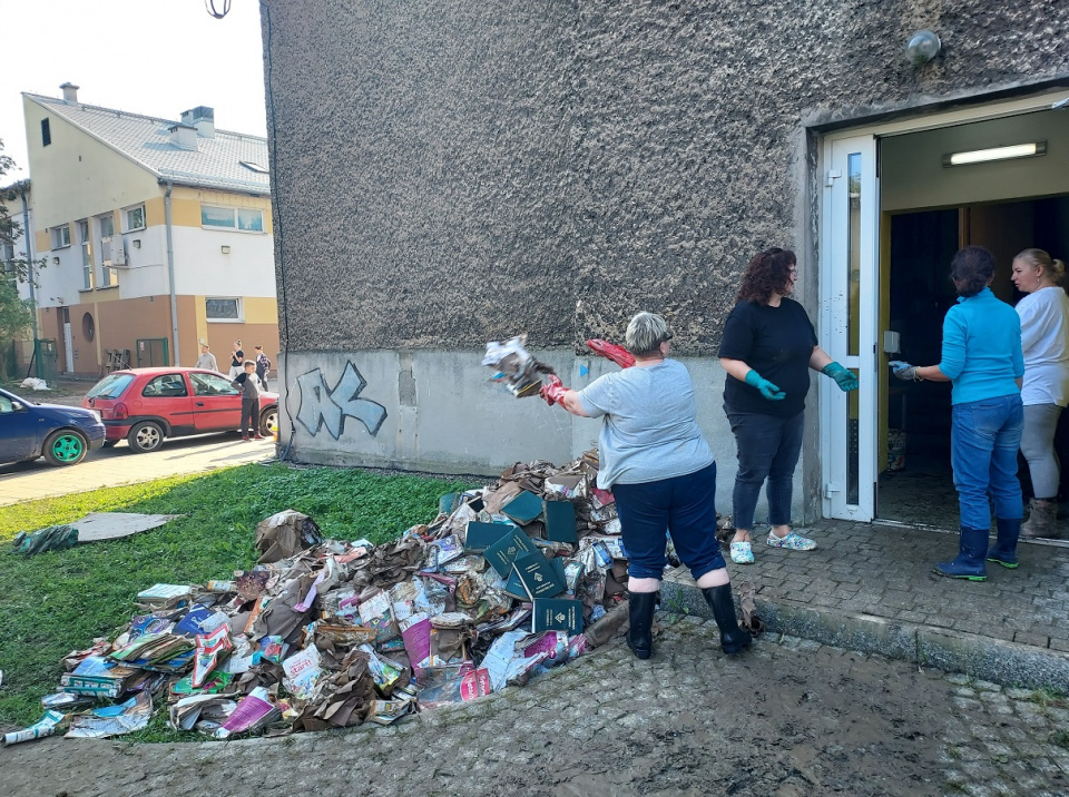 SP 1 w Głuchołazach. Książki zniszczone przez powódź [fot. Jan Poniatyszyn]