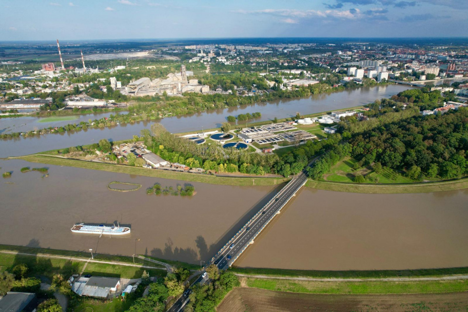 Odra, kanał Ulgi i oczyszczalnia ścieków w Opolu [fot. J. Madzia]