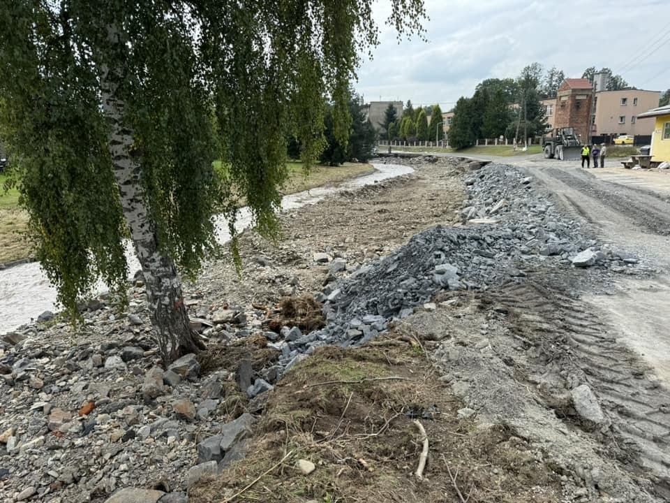 Tymczasowa naprawa drogi obok szkoły w Moszczance [fot. facebook]