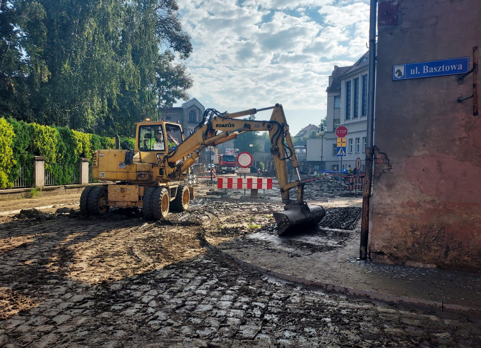 Oczyszczanie Głuchołaz po powodzi [fot. Jan Poniatyszyn]