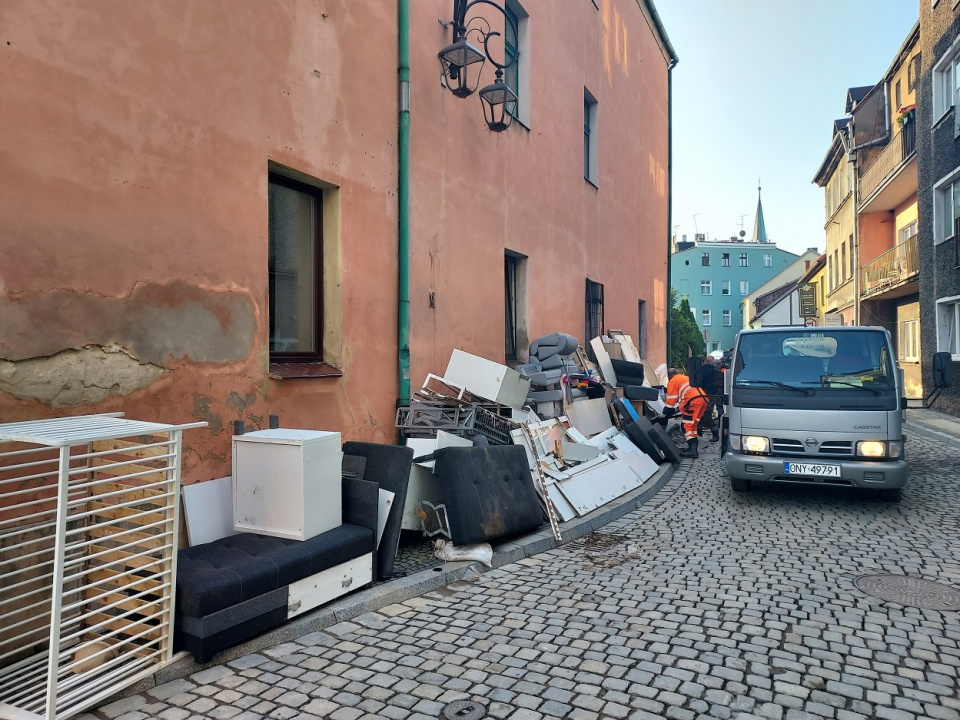 Oczyszczanie Głuchołaz po powodzi [fot. Jan Poniatyszyn]