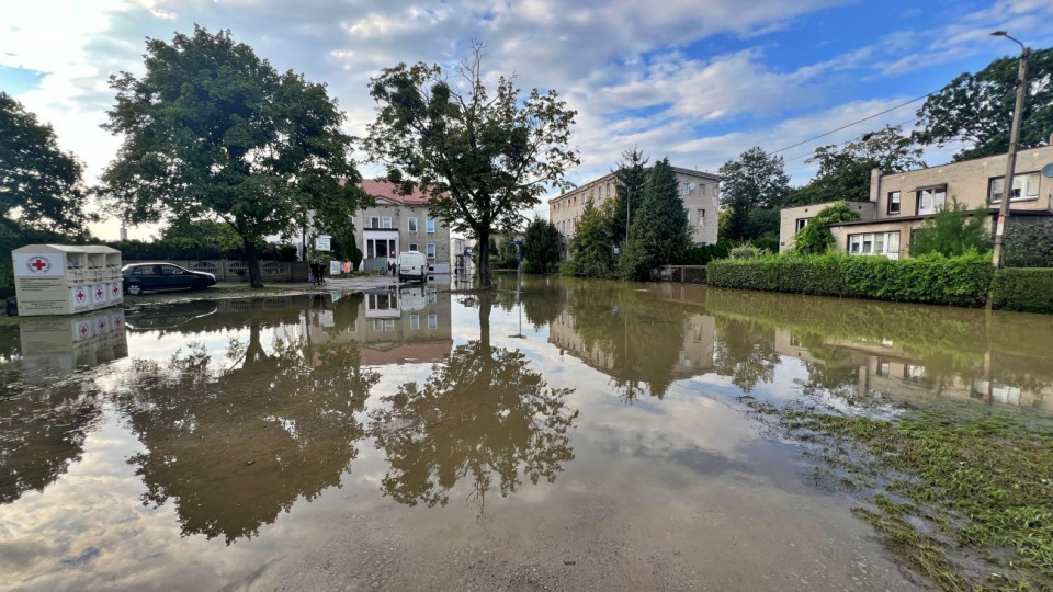 Ścieki zalewają ulicę Oławską w Brzegu [fot. Daniel Klimczak]