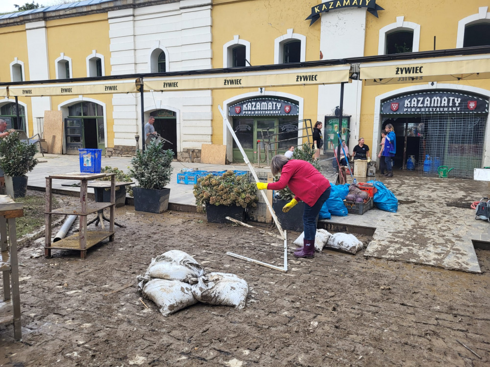 Sprzątanie w restauracji "Kazamaty" w Nysie [fot. Katarzyna Doros-Stachoń]