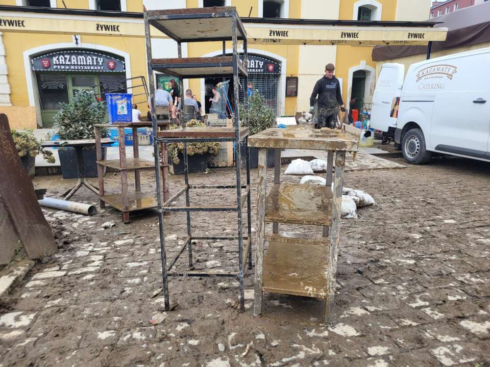 Sprzątanie w restauracji "Kazamaty" w Nysie [fot. Katarzyna Doros-Stachoń]