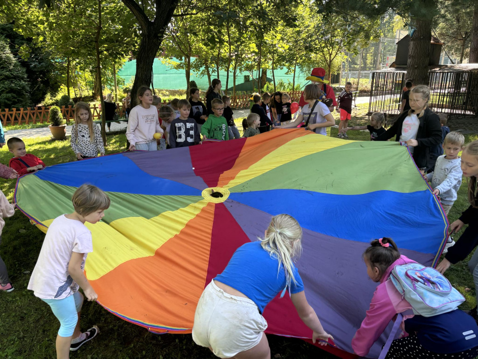 Fundacja dr Clown bawi dzieci w Głuchołazach [fot. J. Biel]