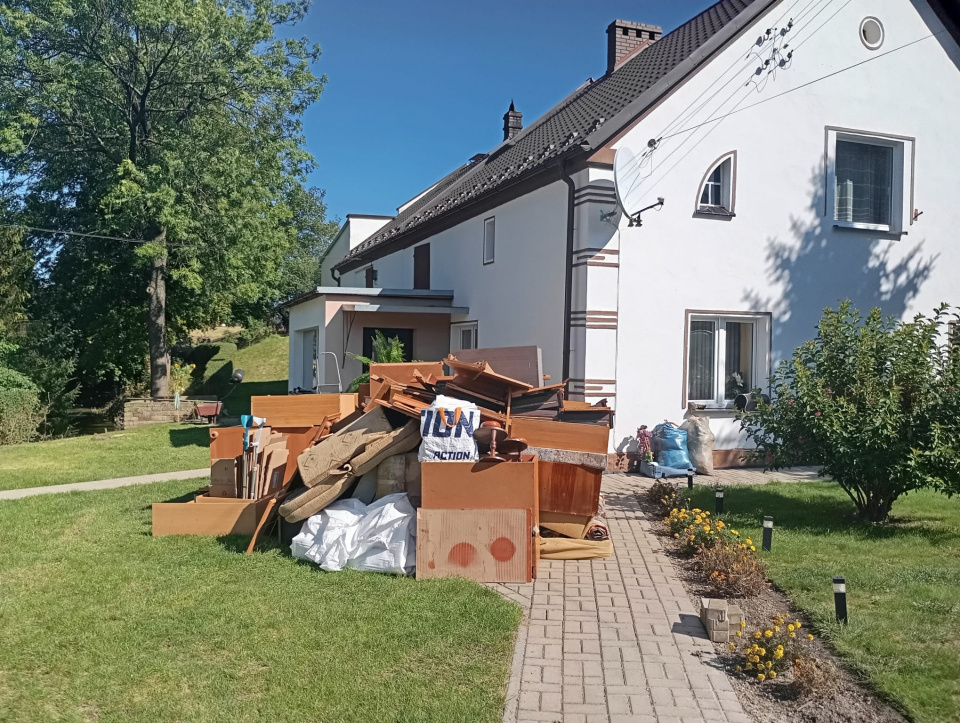 Sprzątanie po powodzi w Trzebinie [fot. Adam Wołek]