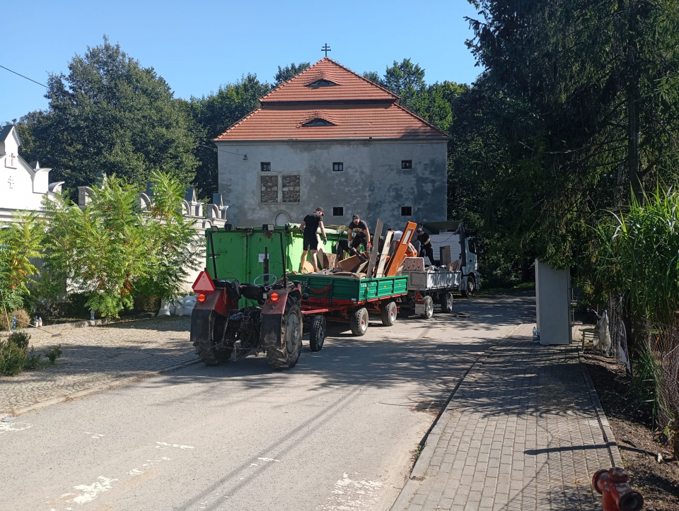 Sprzątanie po powodzi w Trzebinie [fot. Adam Wołek]