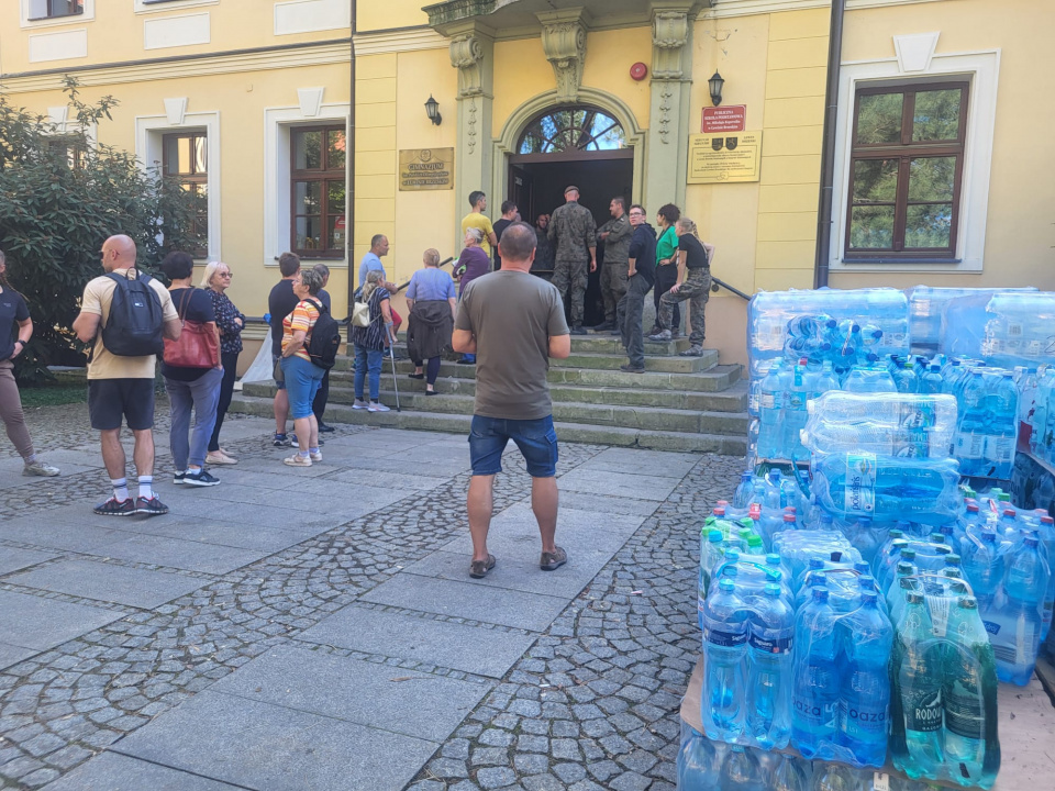 Punkt zbiórki wolontariuszy w Lewinie Brzeskim [fot. Katarzyna Doros-Stachoń]