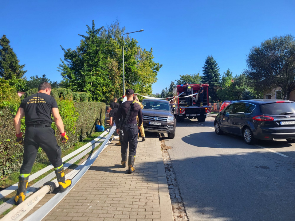 Strażacy wypompowują wodę w Lewinie Brzeskim [fot. Katarzyna Doros-Stachoń]