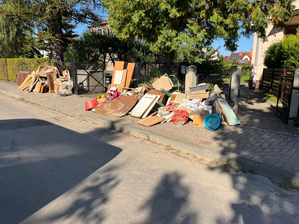 Na nyskim Zamłyniu trwa wielkie sprzątanie [fot. Monika Matuszkiewicz]