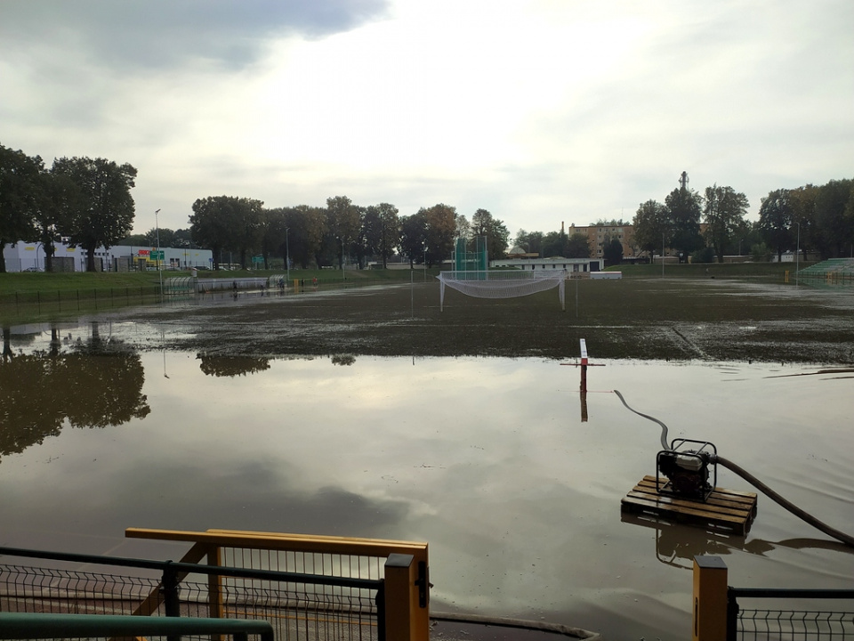 Zalany stadion w Nysie, 23.09.2024 r. [fot. Witold Wośtak]