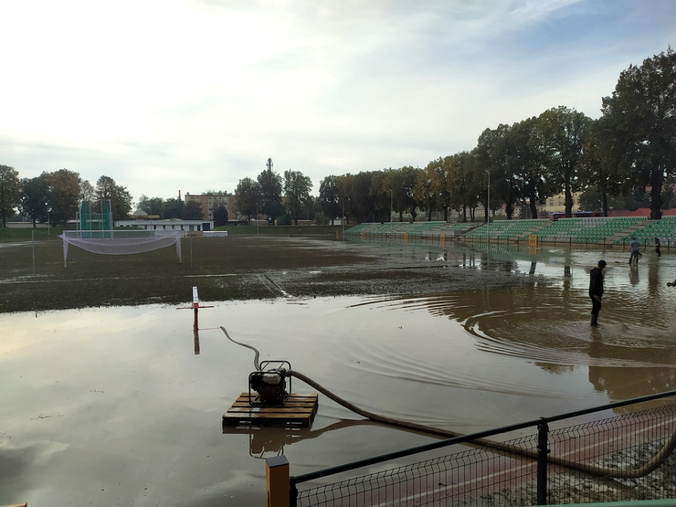 Zalany stadion w Nysie, 23.09.2024 r. [fot. Witold Wośtak]