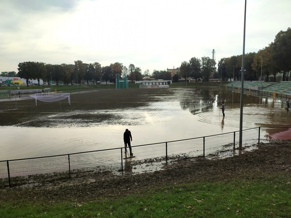 Zalany stadion w Nysie, 23.09.2024 r. [fot. Witold Wośtak]