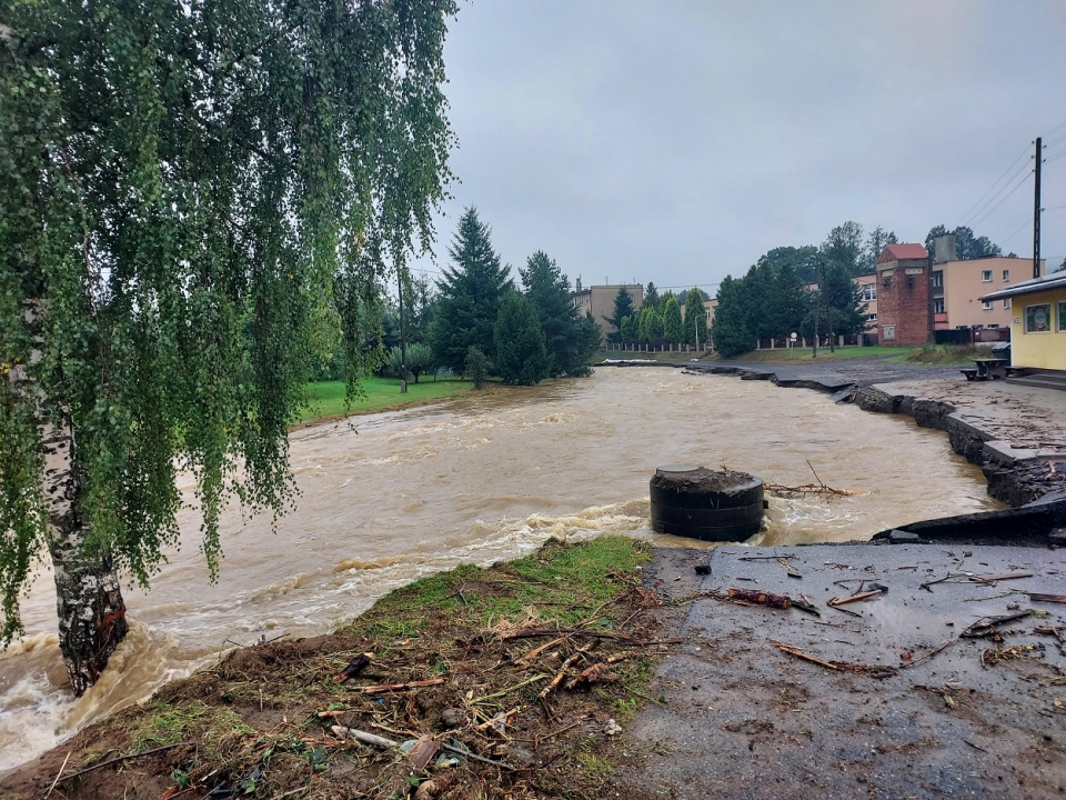 Powódź w Moszczance. Wyrwa w drodze do szkoły spowodowana przez Złoty Potok [fot. Jan Poniatyszyn]