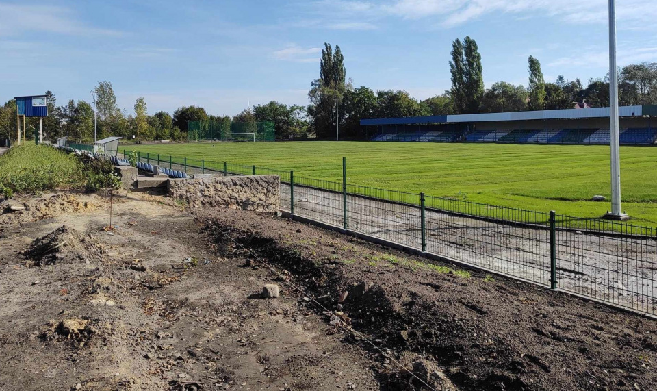 Remontowany stadion w Kietrzu po zejściu wody - [fot: Grzegorz Frankowski]