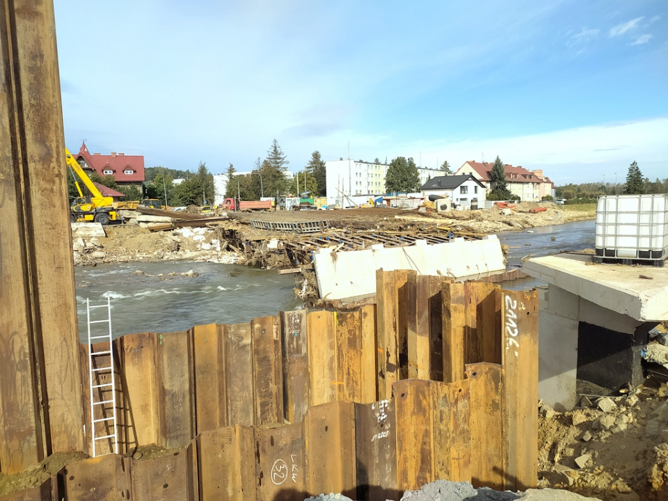 Budowa mostu tymczasowego na Białej Głuchołaskiej w Głuchołazach, 26.09.2024 r. [fot. Witold Wośtak]