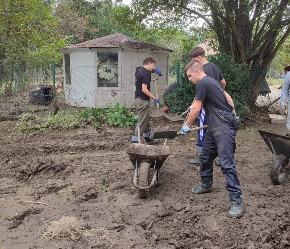 Uczniowie z Zespołu Szkół Mechanicznych w Głubczycach pomagają w punkcie darów [fot. Hufiec Pracy Głubczyce]