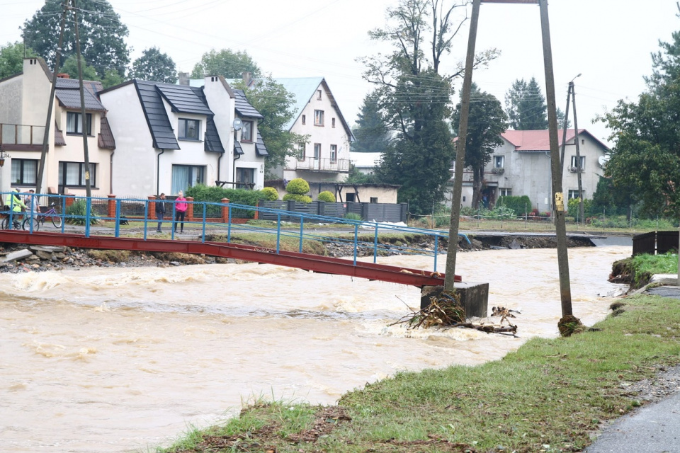 Powódź w Moszczance w gminie Prudnik. Kładka nad Złotym Potokiem [fot. Moszczanka24.pl]