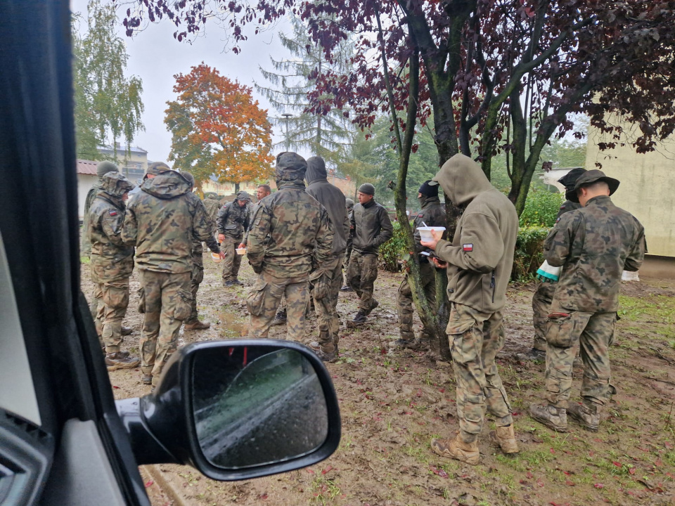 Poczęstunek dla mundurowych i wolontariuszy w Głuchołazach [fot. archiwum Sandry Kamińskiej]