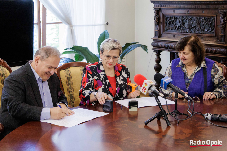 Podpisanie umowy ws. utworzenia Centrum Przeciwdziałania Handlowi Ludźmi pomiędzy Uniwersytetem Opolskim a Fundacją Przeciwko Handlowi Ludźmi i Niewolnictwu La Strada. [fot. Sławomir Mielnik]