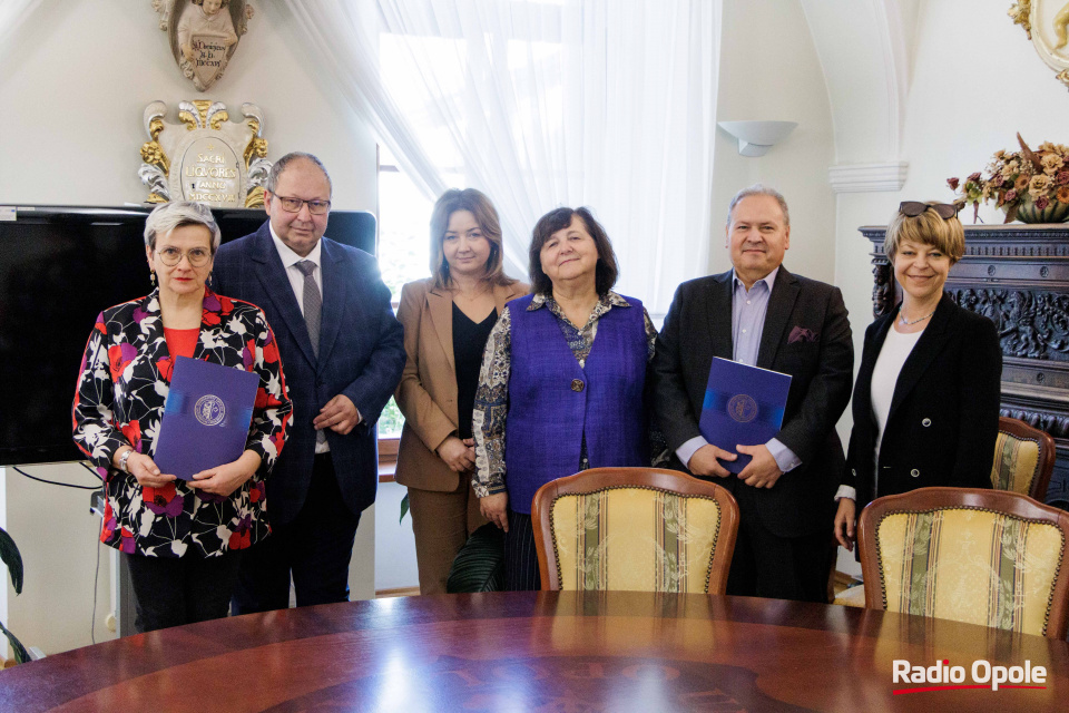 Podpisanie umowy ws. utworzenia Centrum Przeciwdziałania Handlowi Ludźmi pomiędzy Uniwersytetem Opolskim a Fundacją Przeciwko Handlowi Ludźmi i Niewolnictwu La Strada. [fot. Sławomir Mielnik]